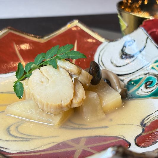 Scallops simmered in kelp